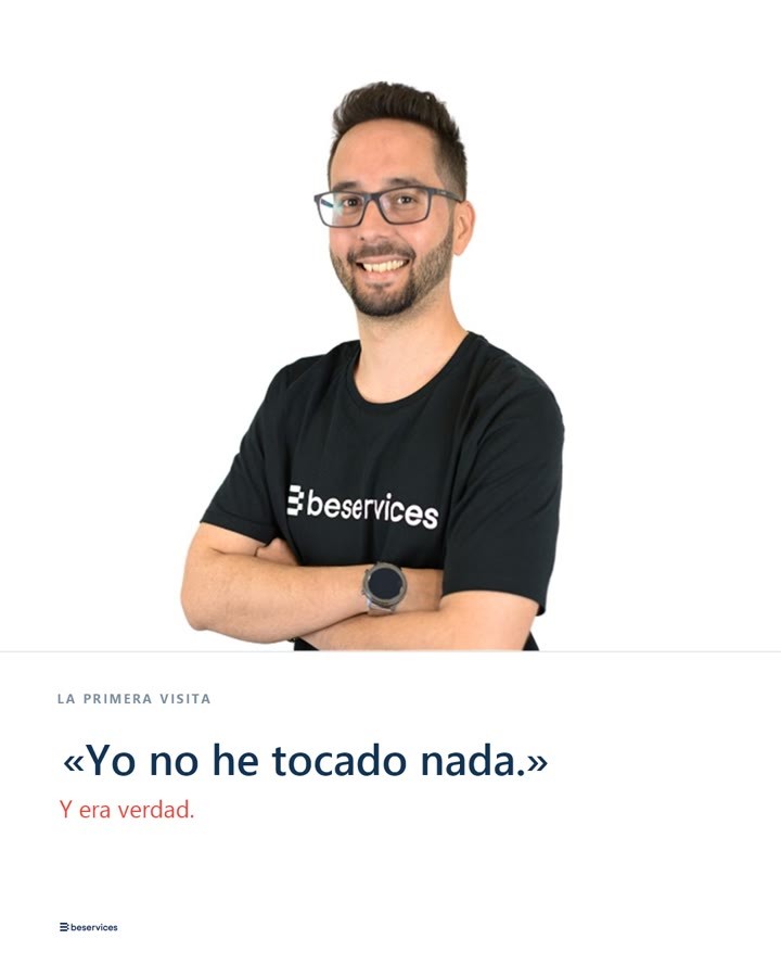 Alguien del equipo, con camiseta negra de BeServices, sonríe con los brazos cruzados sobre fondo blanco. Rótulo: «Yo no he tocado nada.» Y era verdad.
