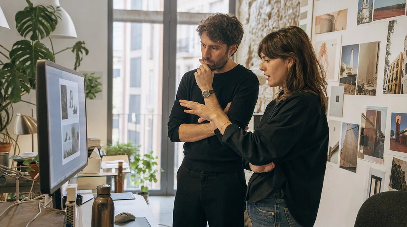 Estudio de una agencia creativa revisando una maqueta en pantalla